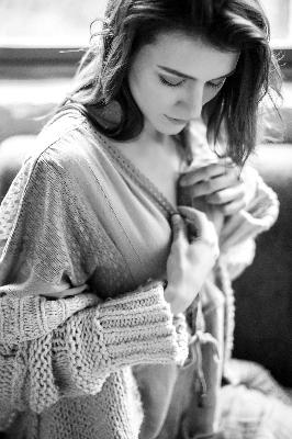 年轻的女孩在办公室推荐香水